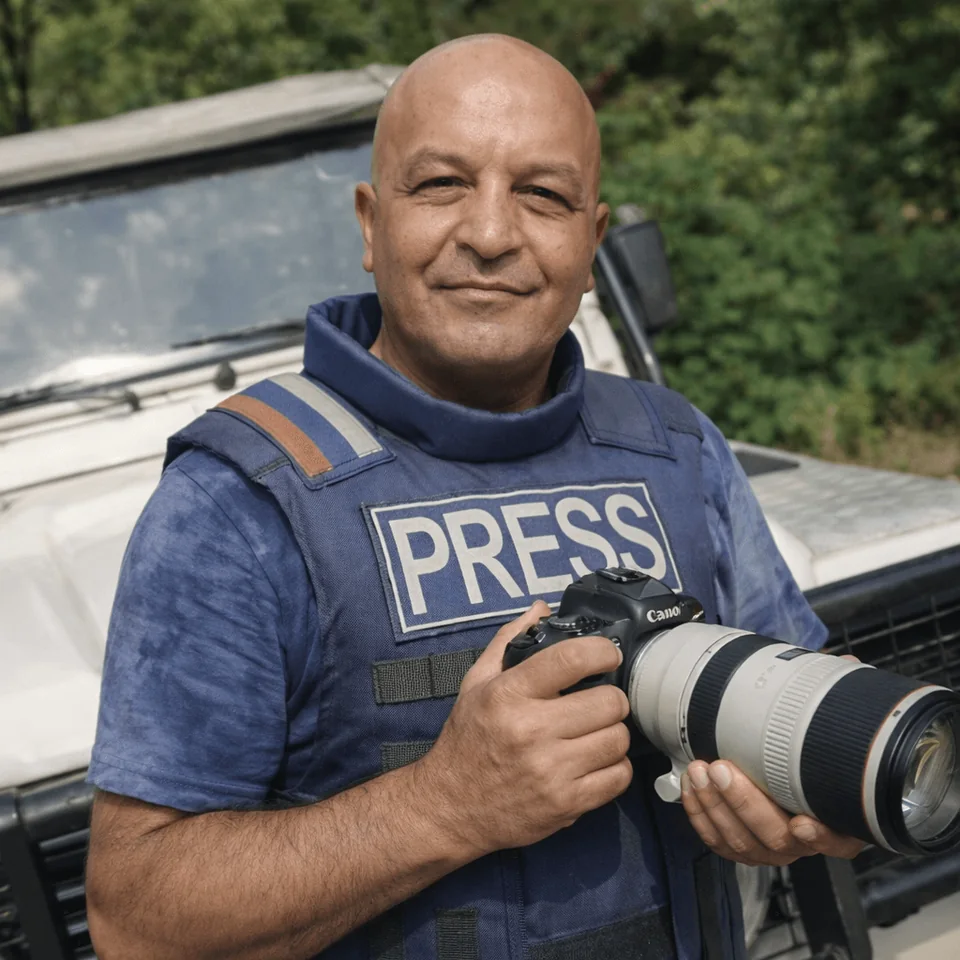 Mohamed Bourbiza, fondatore e direttore editoriale fotografato durante un incarico stampa
